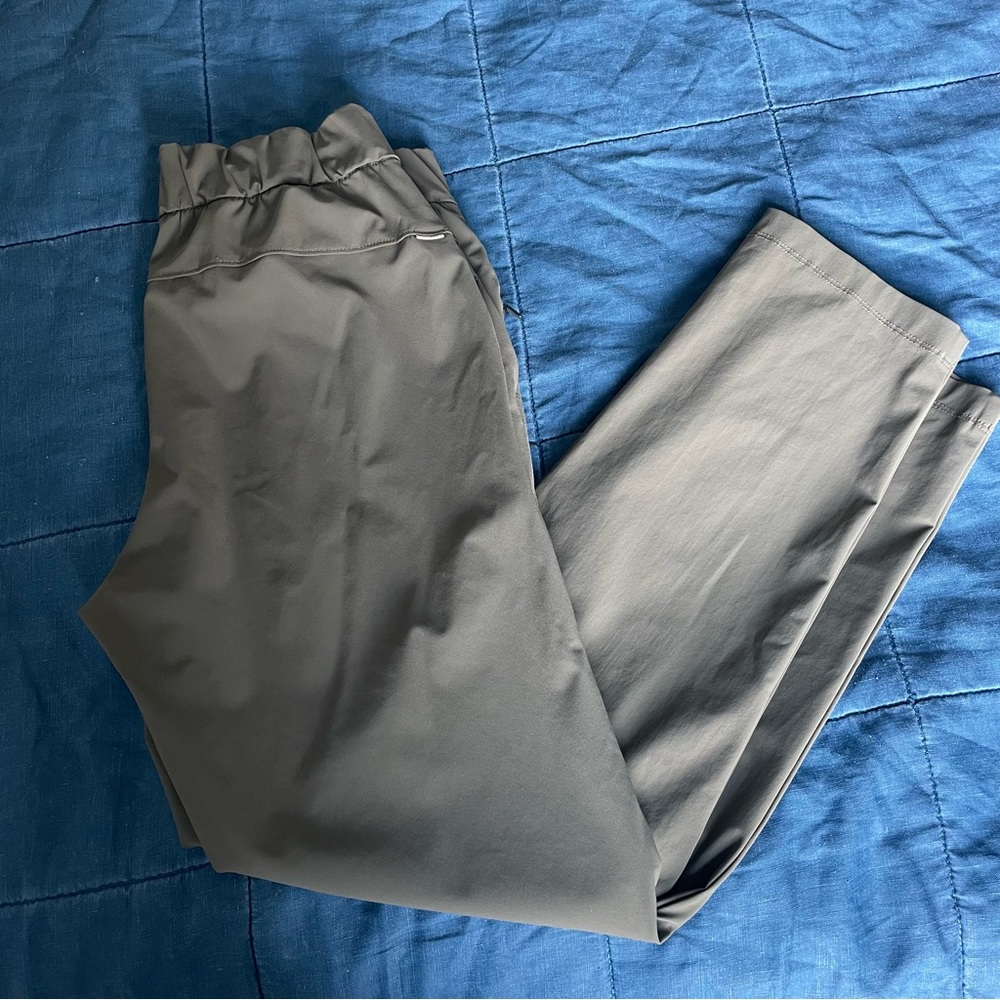 Vuori Miles Ankle Pant. Size S in Ash Color